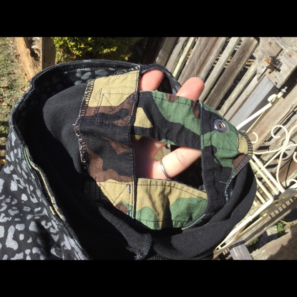 Random Faerie Leopard Cutout Capri Leggings - Picture 5 of 5